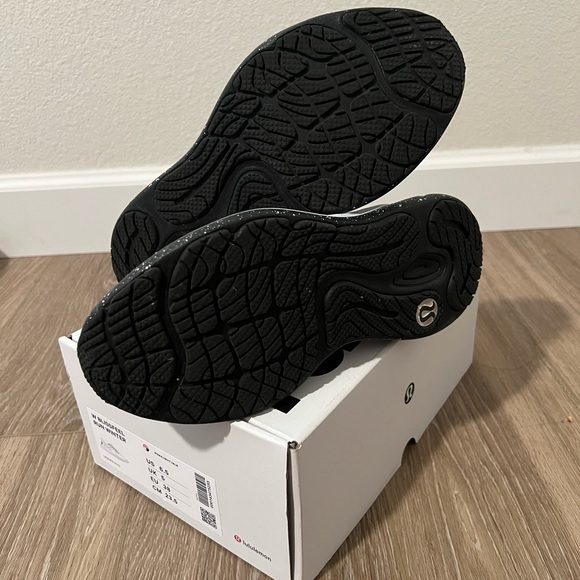 Lululemon Blissfeel running shoes Women's sz 6.5 - Picture 6 of 9